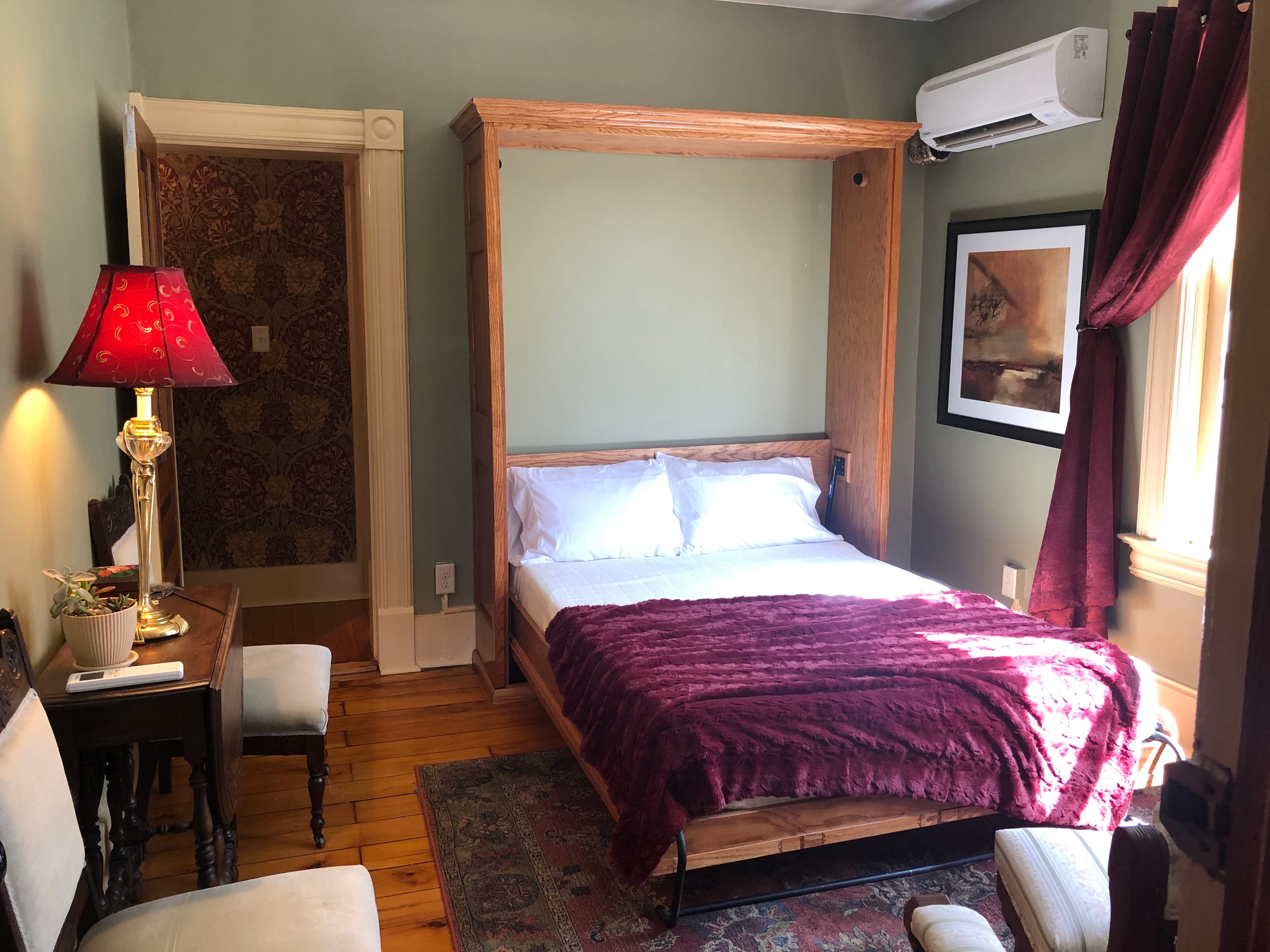 Bedroom with King Size Bed, Air Conditioning with Remote, SmartTV with Cable, Window Blinds, Wood Floors, Chair, Dressor